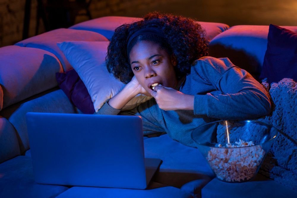 Rever séries e filmes pode ajudar a aliviar a ansiedade; entenda