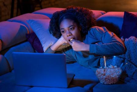 assistindo filme, computador, pipoca