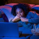 Rever séries e filmes pode ajudar a aliviar a ansiedade; entenda
