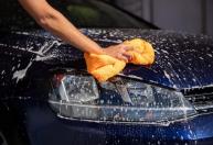 Lavar o carro do jeito errado pode destruir a pintura; veja os erros mais comuns