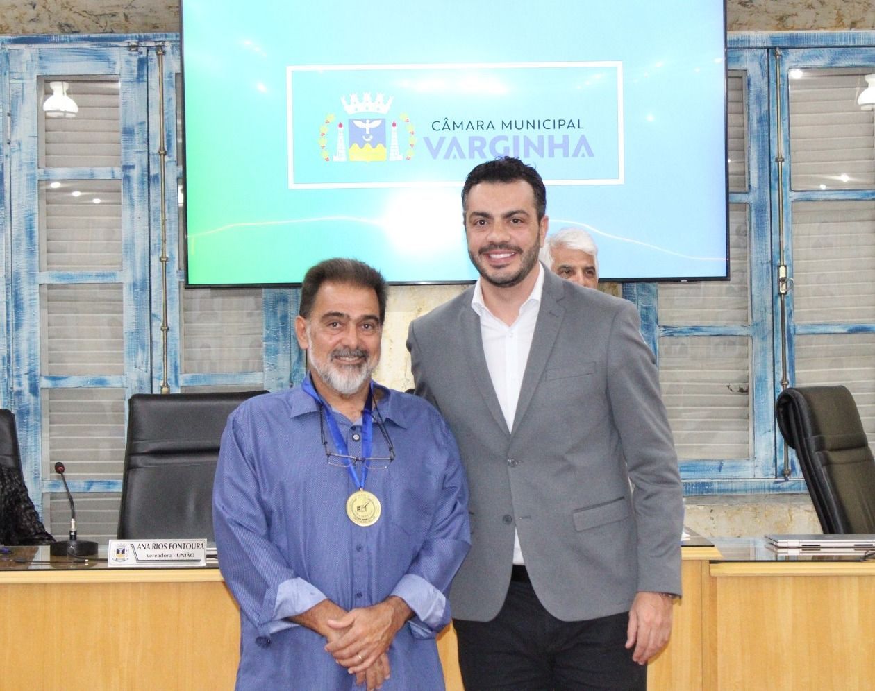 Câmara de Varginha homenageia o professor Fábio Luiz de Carvalho