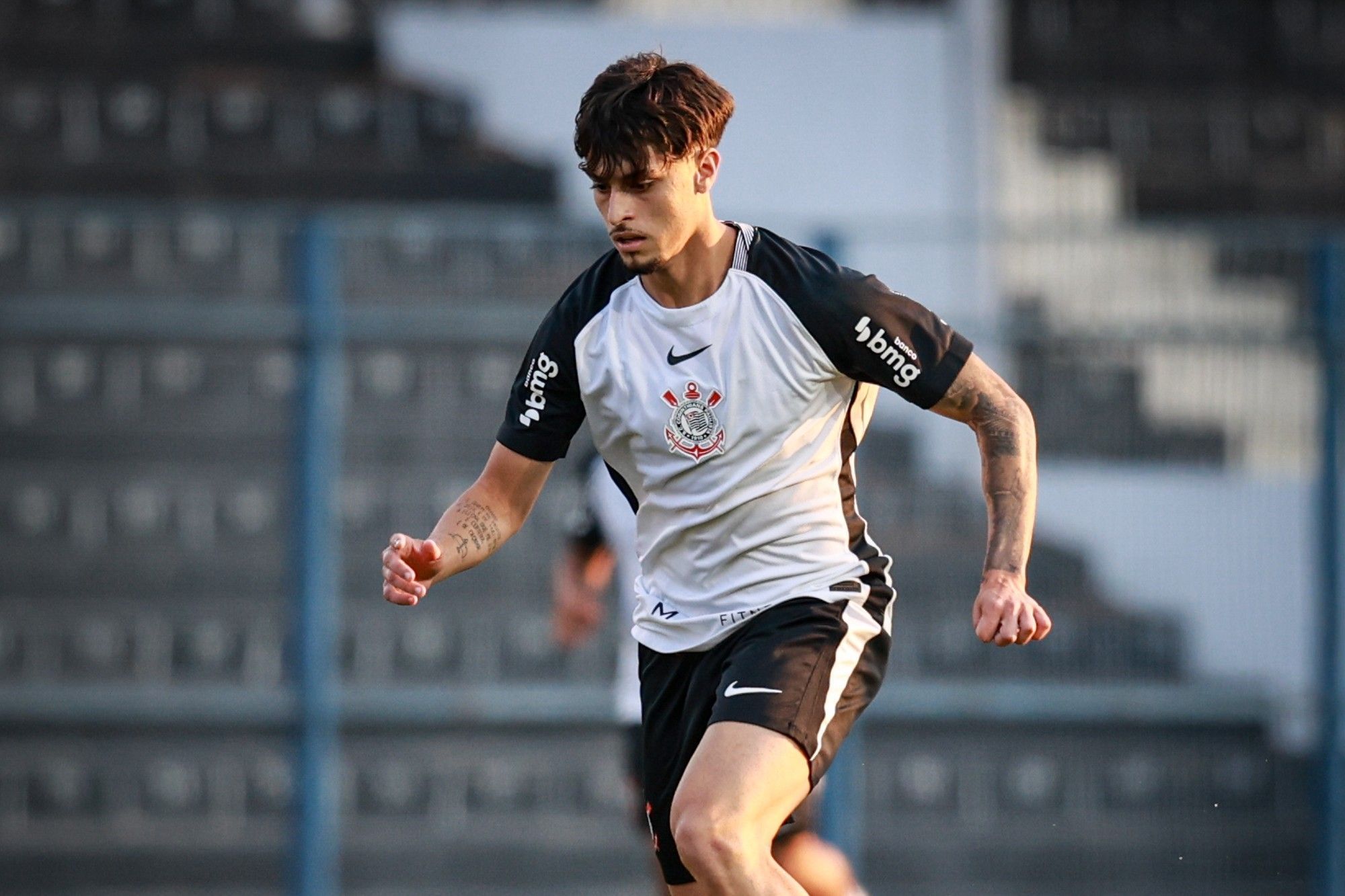 Corinthians inicia conversas por aditivo contratual de Léo Amistá
