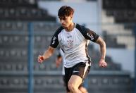 Corinthians inicia conversas por aditivo contratual de Léo Amistá
