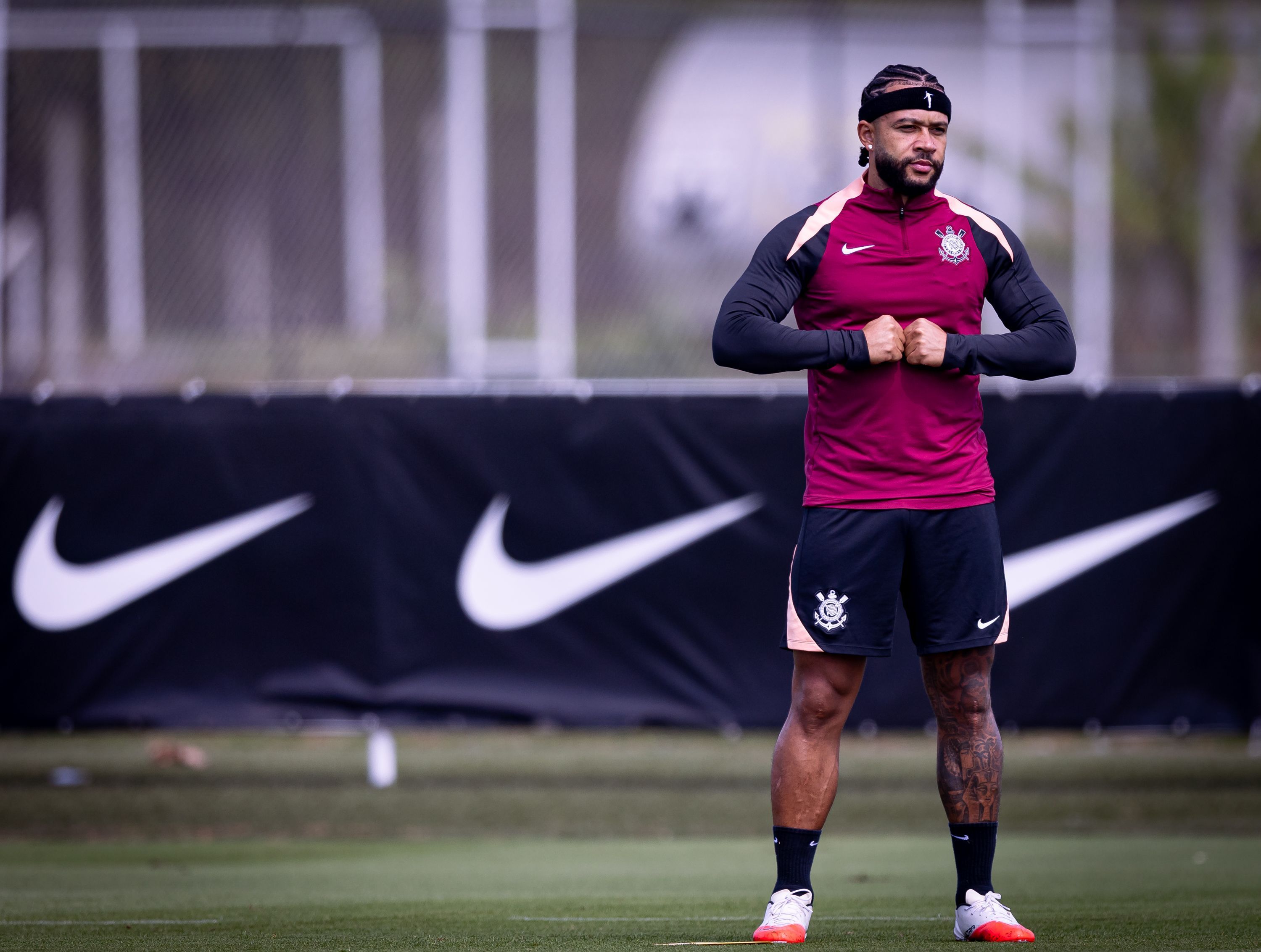 Corinthians adota cautela com Memphis após dores no tornozelo