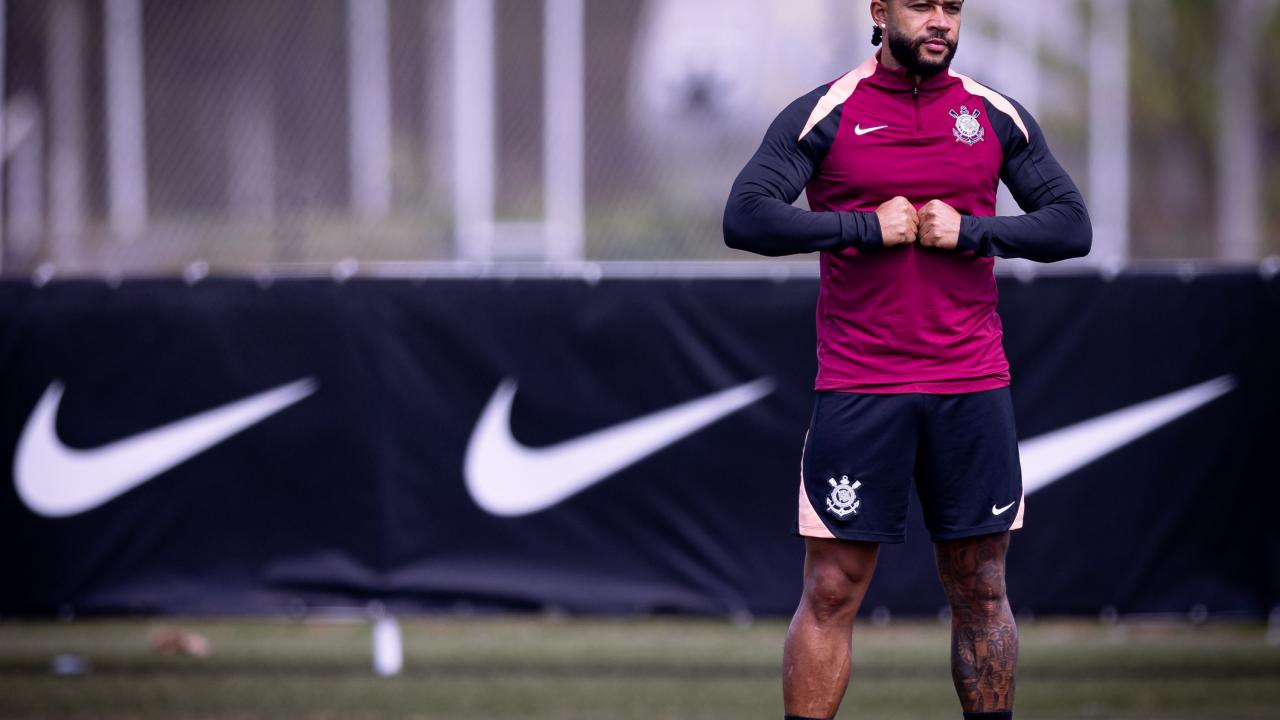 Corinthians adota cautela com Memphis após dores no tornozelo