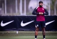 Corinthians adota cautela com Memphis após dores no tornozelo
