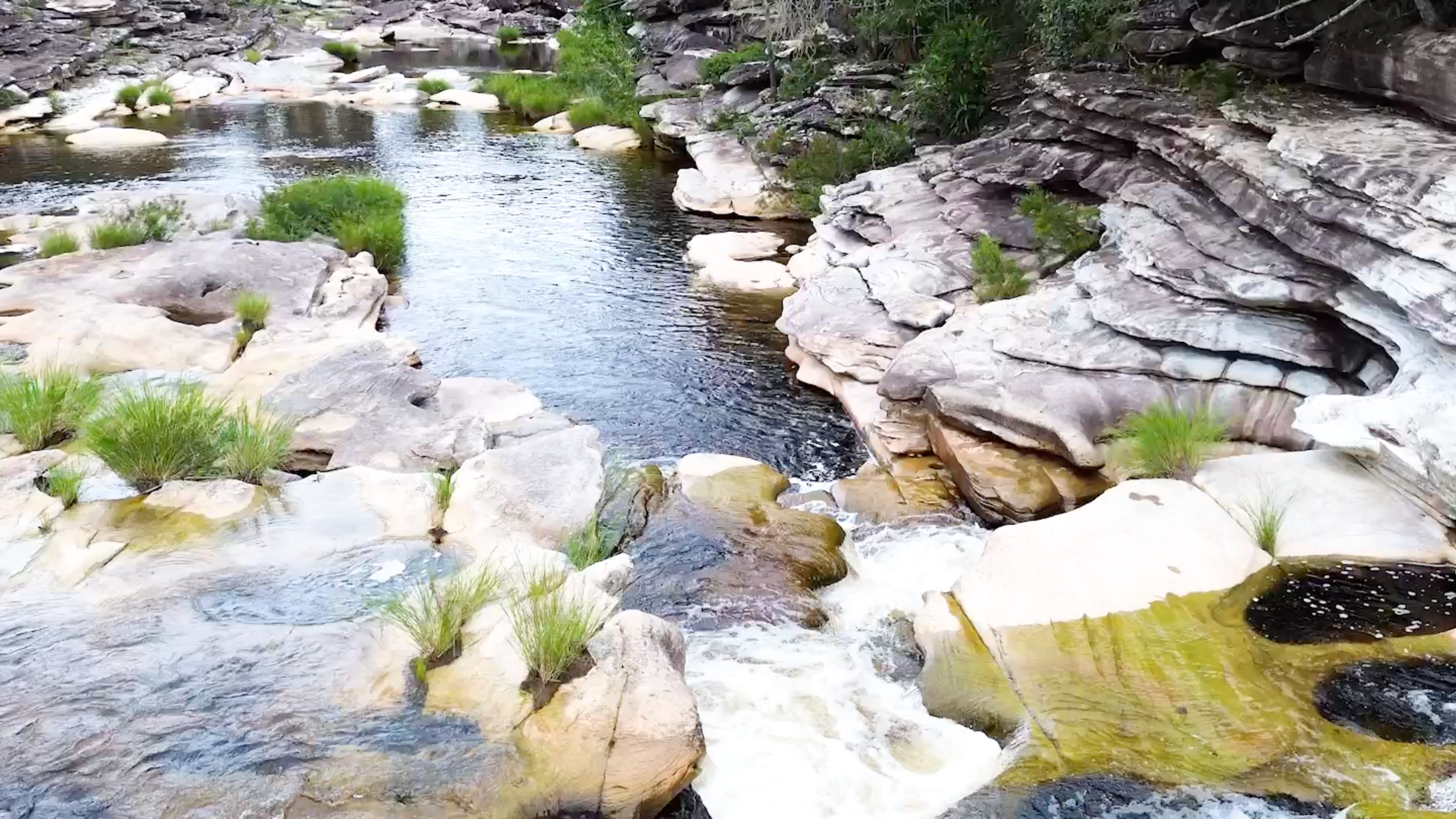 Lajeado: águas cristalinas formam piscinas naturais em Cabeça de Boi