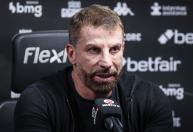 Vasco x Vitória: Pedrinho deixa em aberto escolha por São Januário ou Maracanã