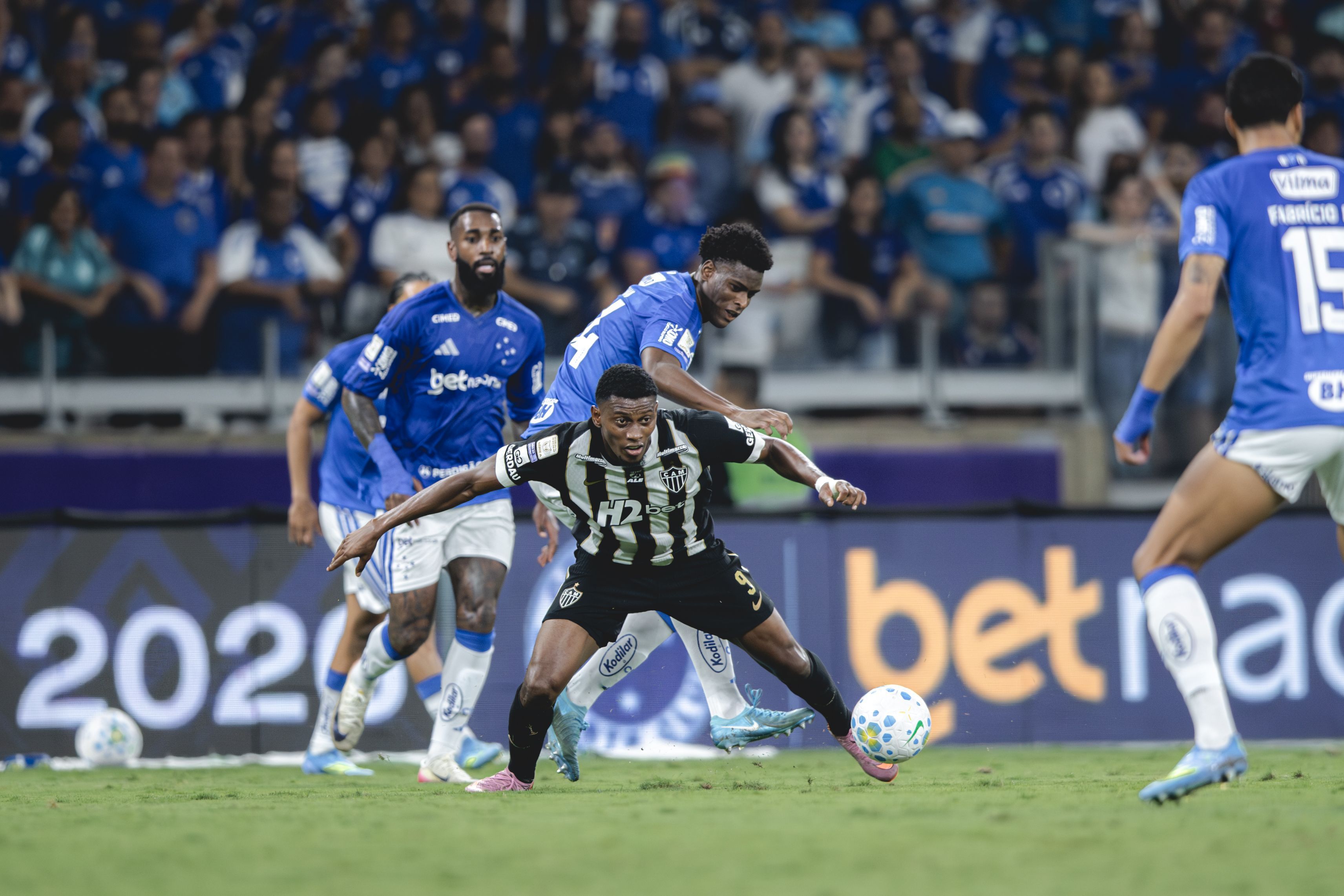Cruzeiro x Atlético: quem leva vantagem quando o clássico é disputado no Mineirão?
