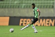 Zagueiro do América passa por cirurgia após grave lesão