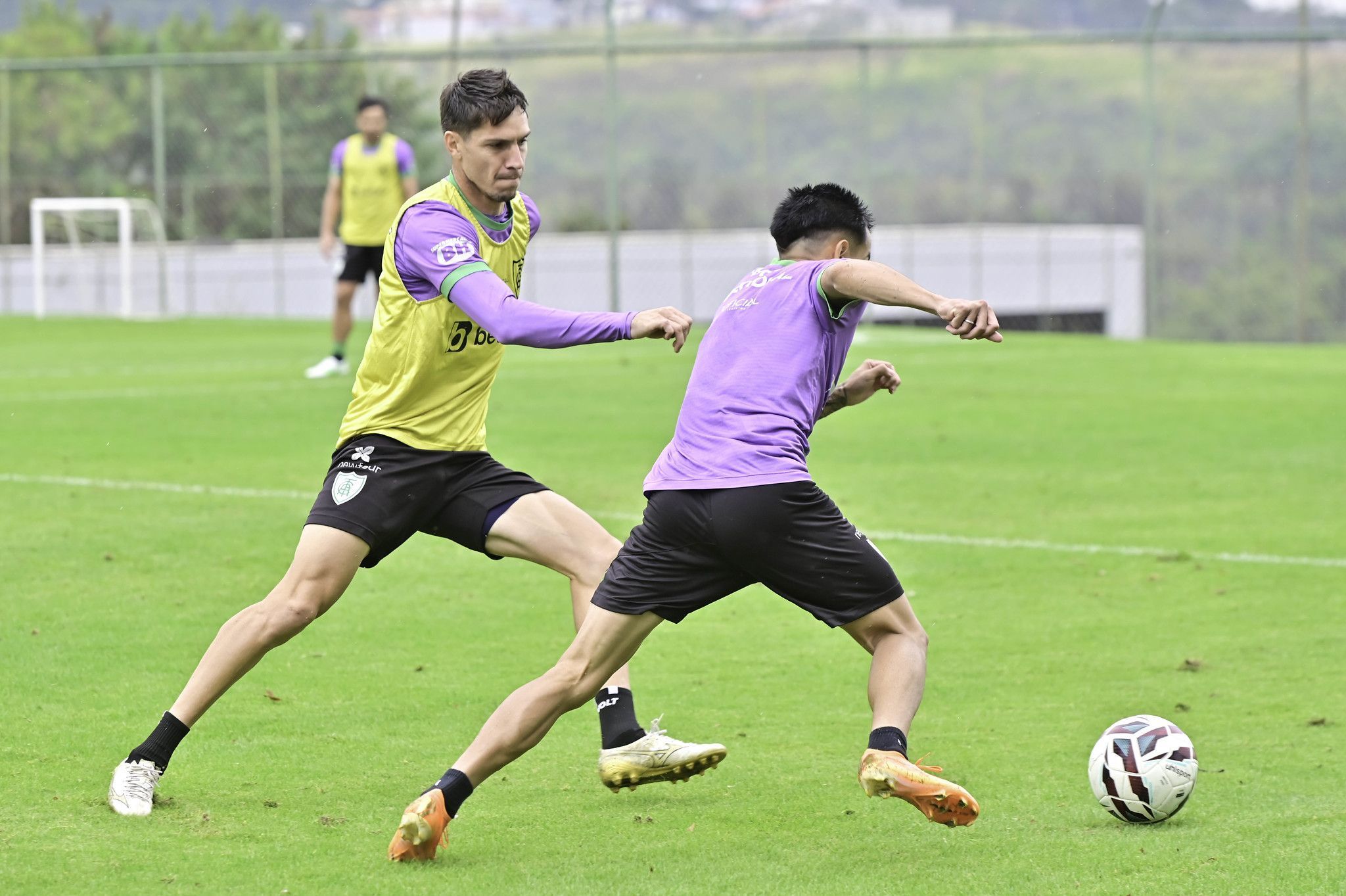 Alê, do América, passa por cirurgia para tratamento de lesão no joelho direito