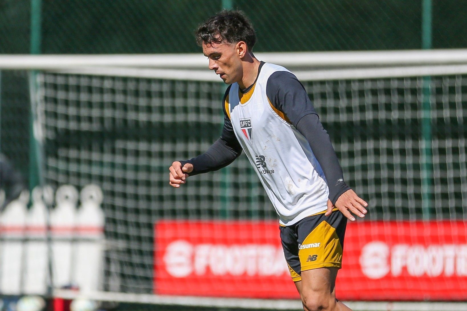 São Paulo aguarda propostas para negociar jogador que era titular
