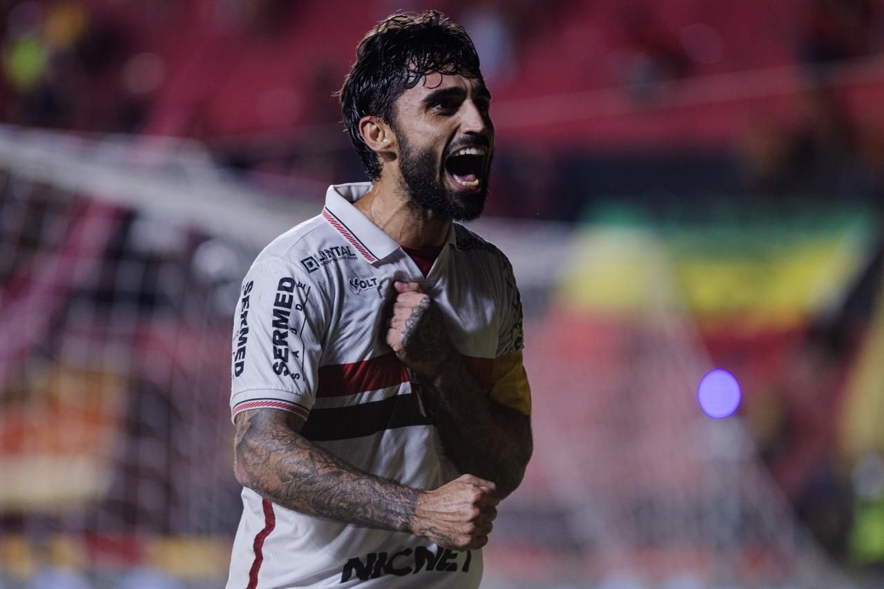 Ex-Cruzeiro marca, Botafogo-SP vence São Bernardo e começa a olhar para o G6 da Série B