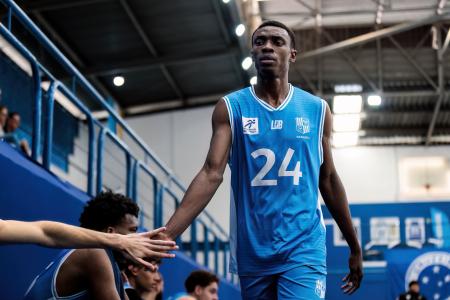 Néora Francis, congolês de apenas 16 anos do basquete do Minas