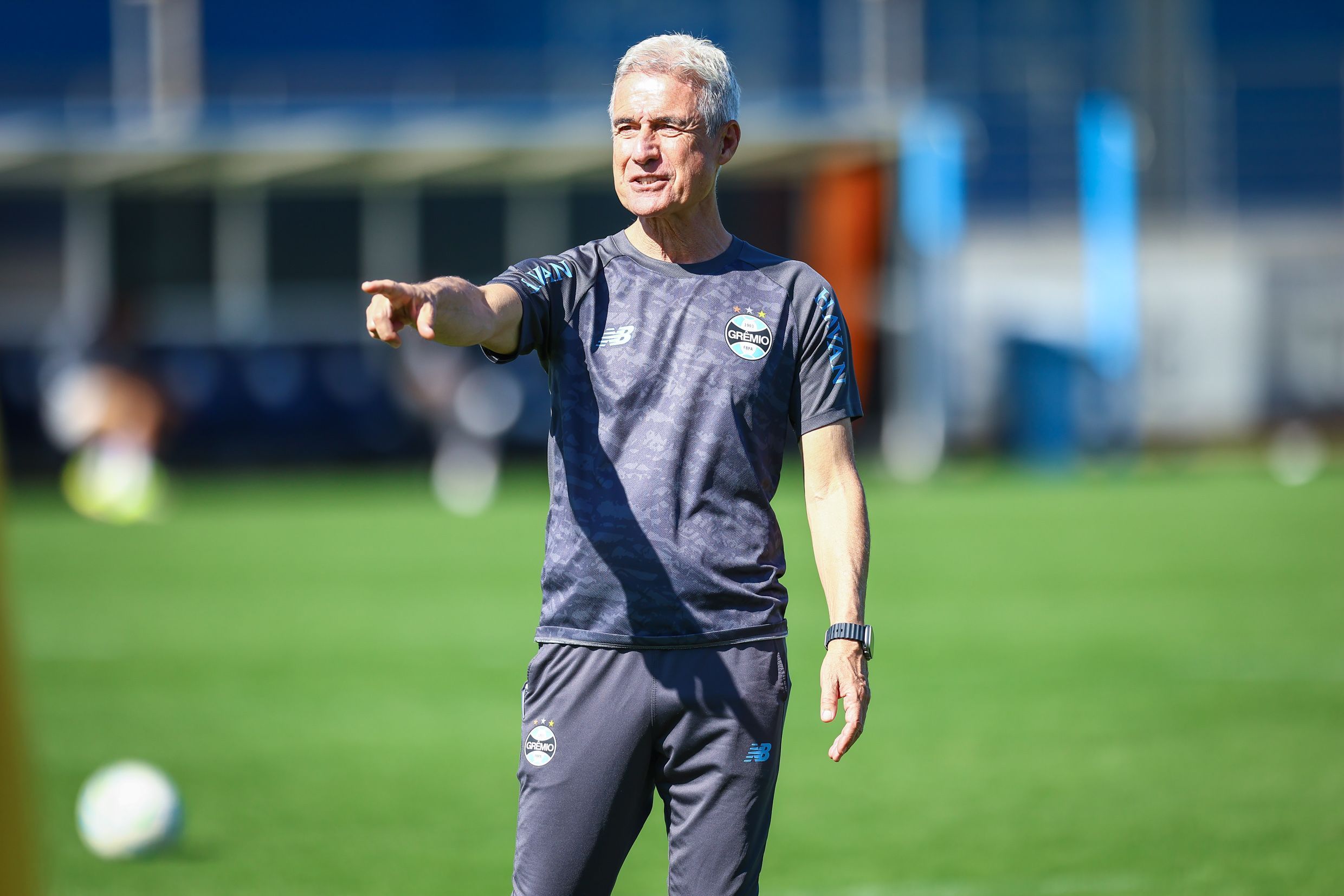Escalação do Grêmio: Luis Castro faz mudanças para jogo contra Mirassol