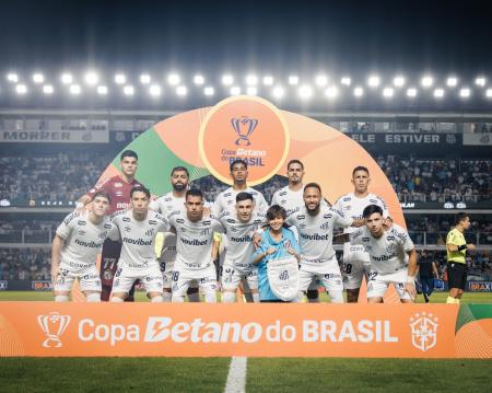 Equipe do Santos antes de jogo contra o Remo pela Copa do Brasil
