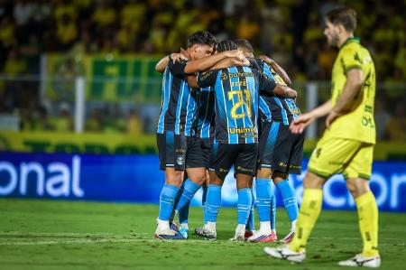 Elenco do Grêmio em jogo contra o Mirassol