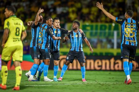 Jogadores do Grêmio comemoram gol sobre o Mirassol na Copa do Brasil • Lucas Uebel/Gremio