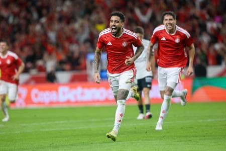 Matheus Bahia comemora gol pelo Internacional