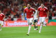 Matheus Bahia comemora primeiro gol pelo Internacional em vitória sobre o Corinthians
