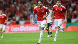 Matheus Bahia comemora primeiro gol pelo Internacional em vitória sobre o Corinthians
