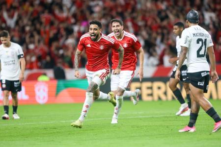 Jogadores do Inter comemoram gol marcado contra o Corinthians