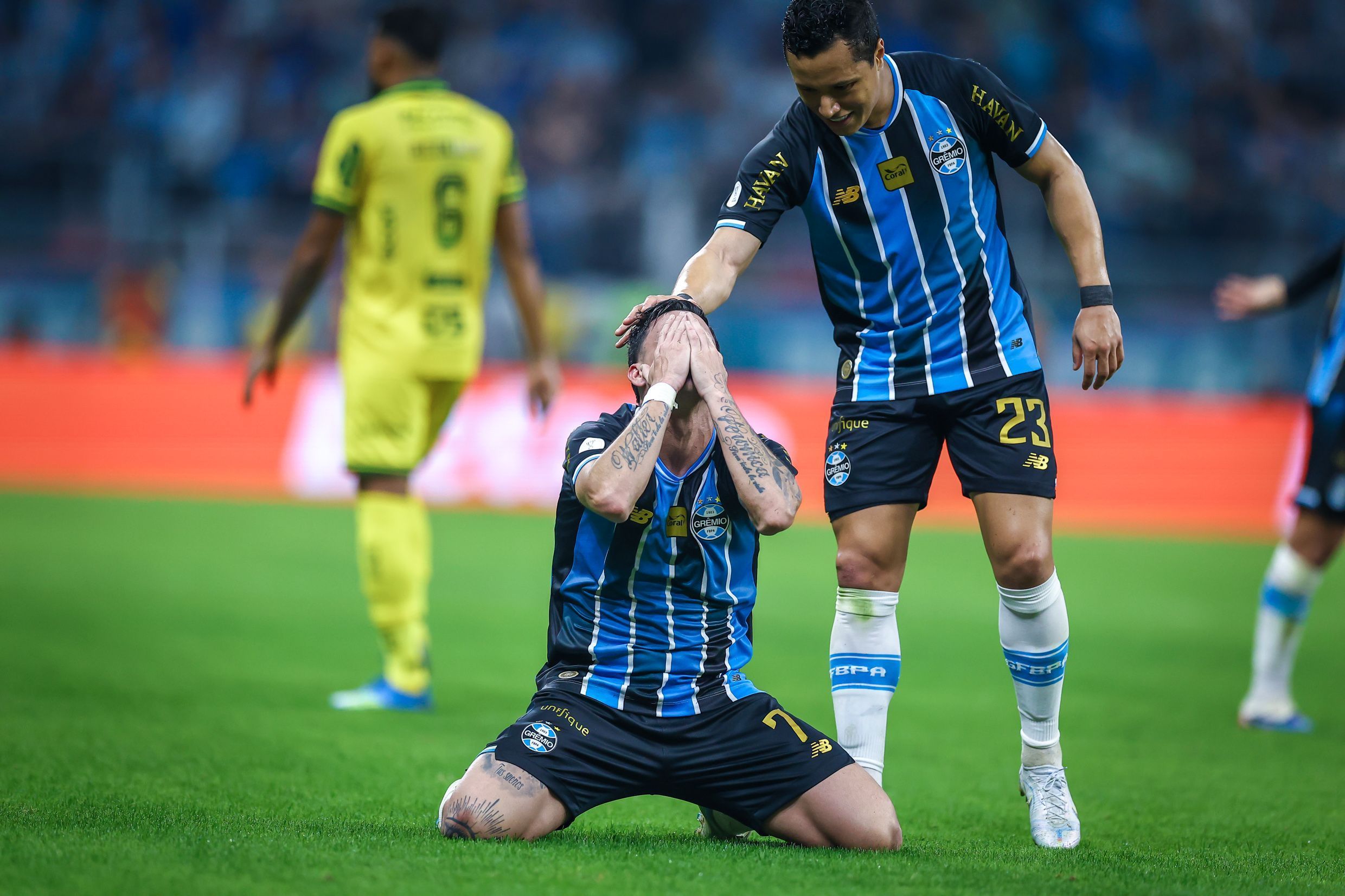 Marlon é direto sobre vitória do Grêmio e exalta Pavón: 'Bicho estava pegando'