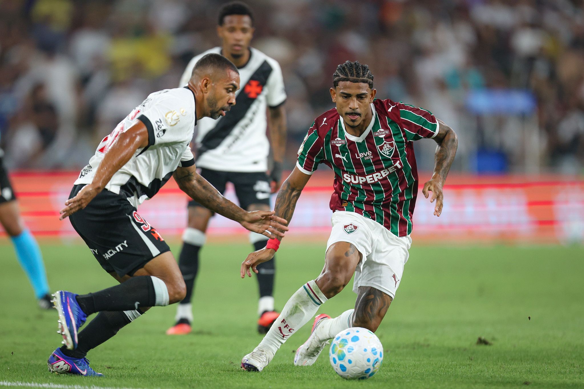 Após deixar campo chorando, John Kennedy será reavaliado e vira dúvida no Fluminense