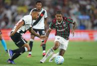 Após deixar campo chorando, John Kennedy será reavaliado e vira dúvida no Fluminense
