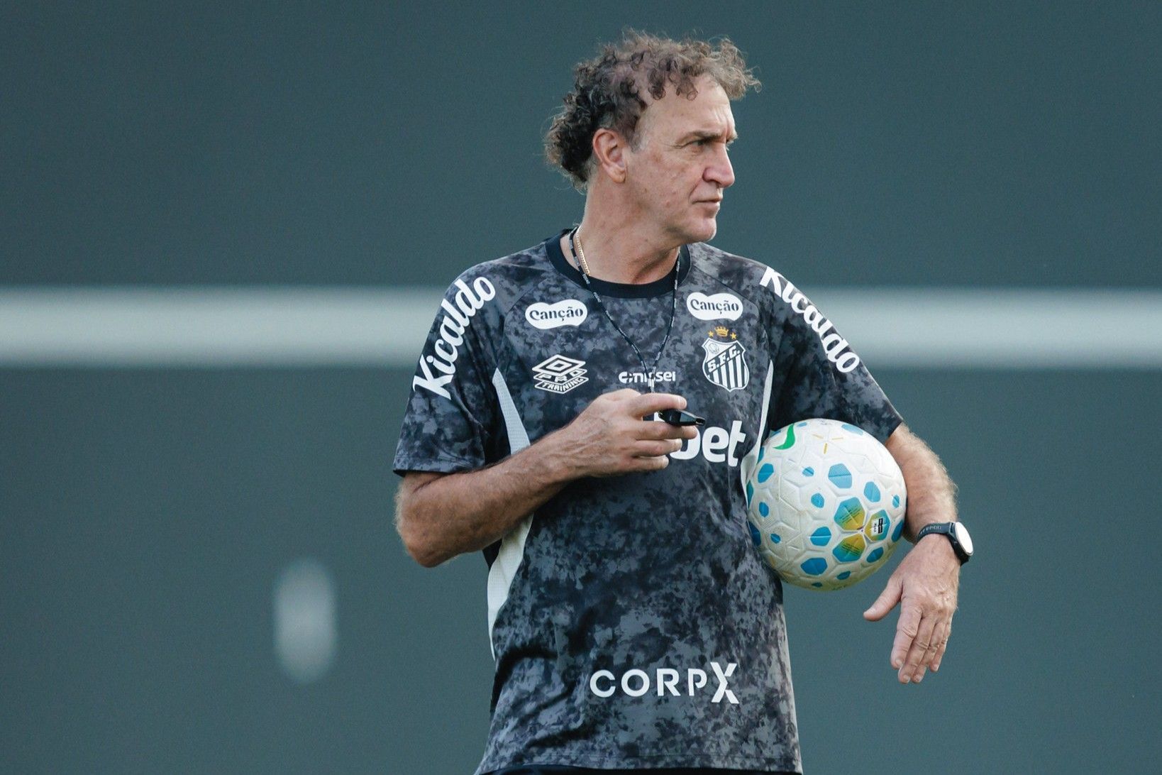 Sem Neymar, Cuca 'quebra cabeça' para escalar Santos contra o Athletico-PR