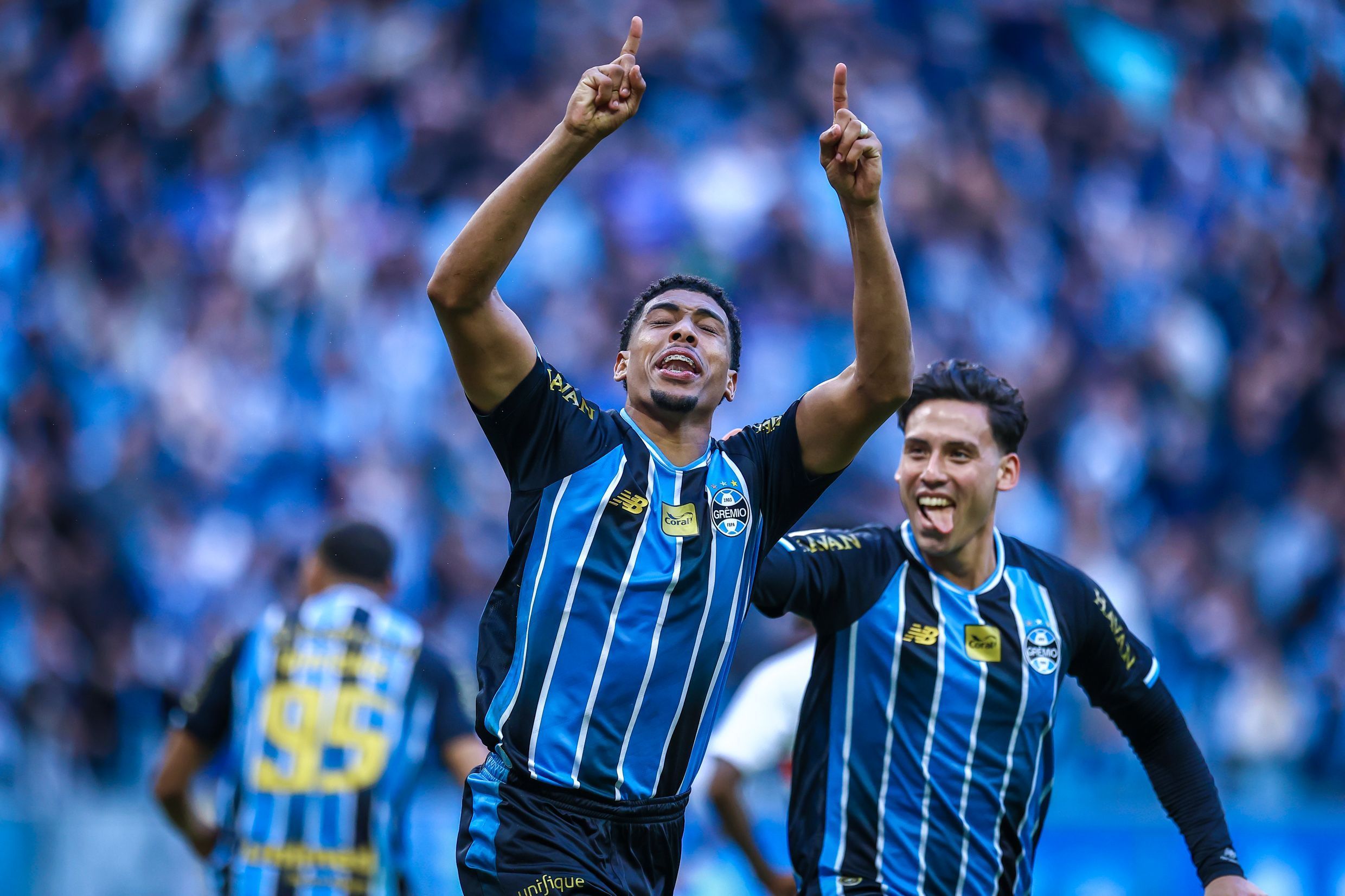 Ex-Atlético decide no fim, Grêmio vira sobre o São Paulo e deixa Z4 do Brasileiro