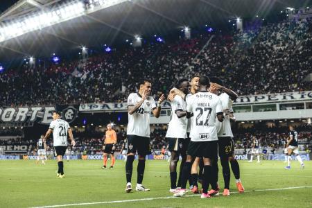 Time do Atlético vibra gol sobre o Remo pelo Campeonato Brasileiro