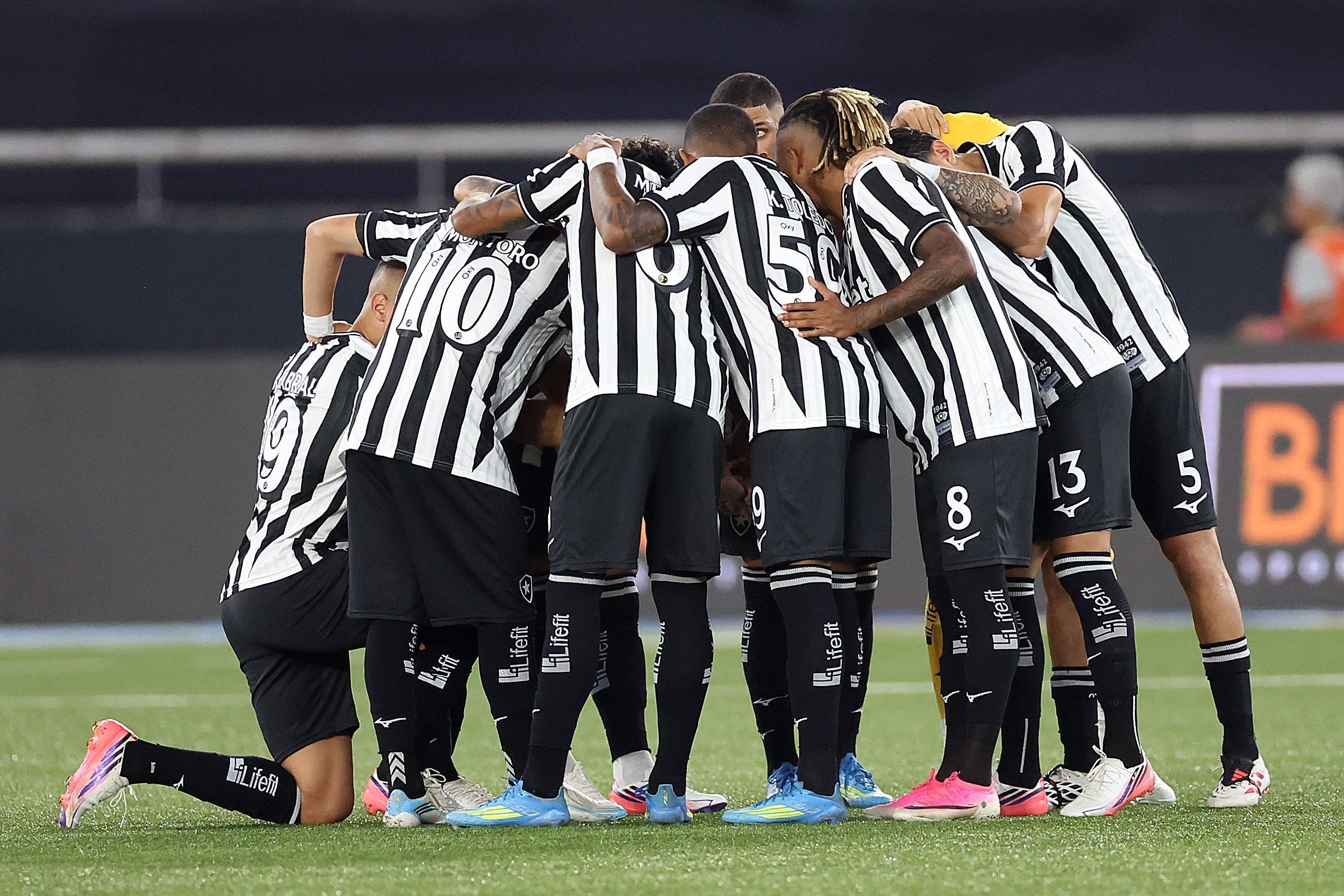 Jogador do Botafogo é encaminhado ao hospital após clássico com o Fluminense