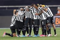 Jogador do Botafogo é encaminhado ao hospital após clássico com o Fluminense