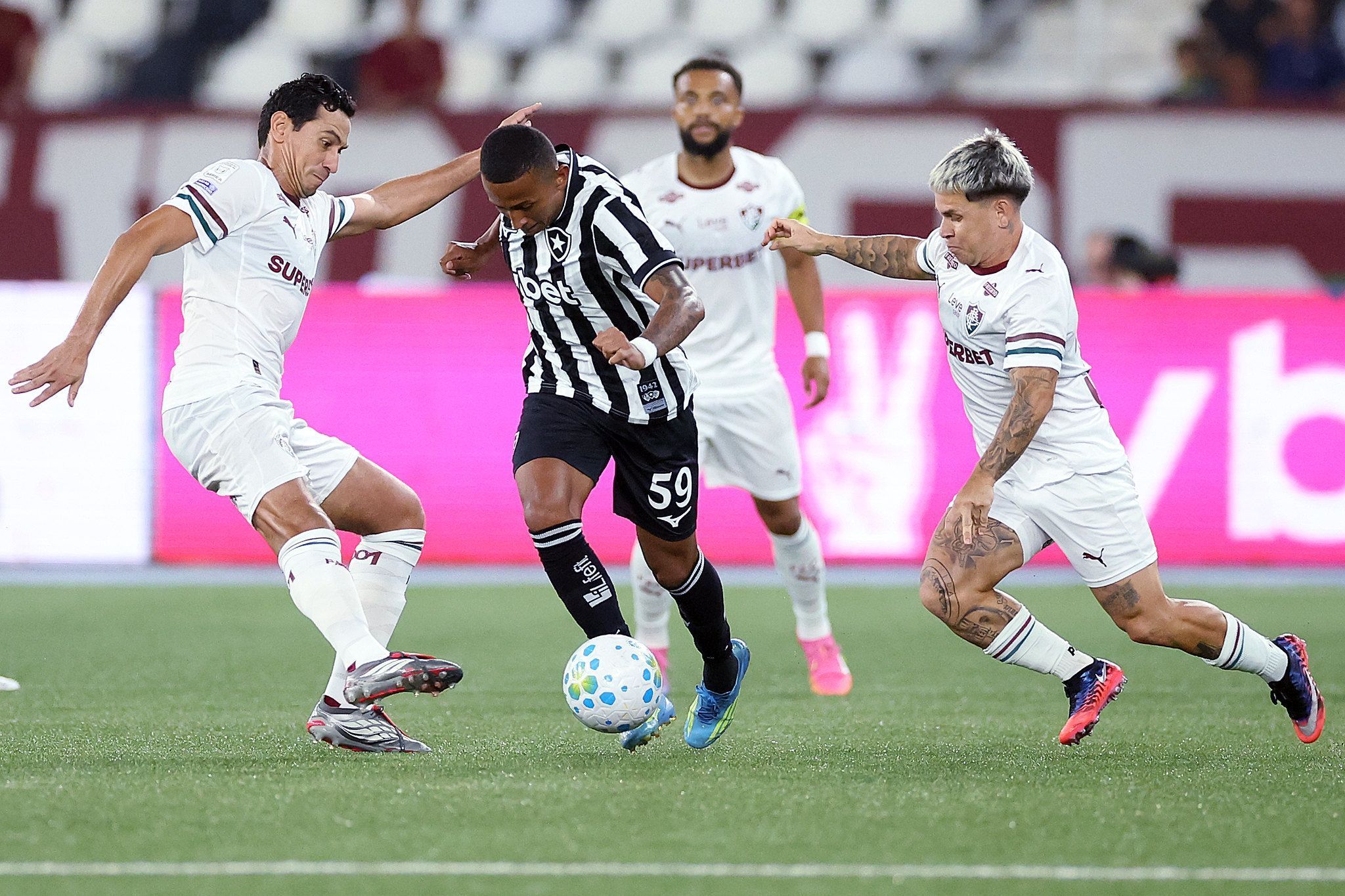 Em jogo agitado, Botafogo e Fluminense empatam pelo Campeonato Brasileiro