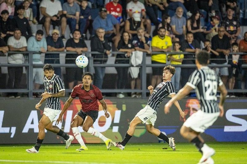 Com 'lambança' de Volpi, Corinthians bate RB Bragantino pelo Brasileiro