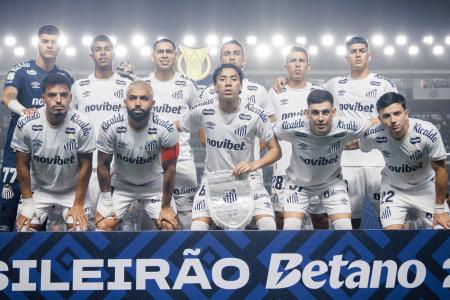 Jogadores do Santos antes do jogo contra o Athletico-PR