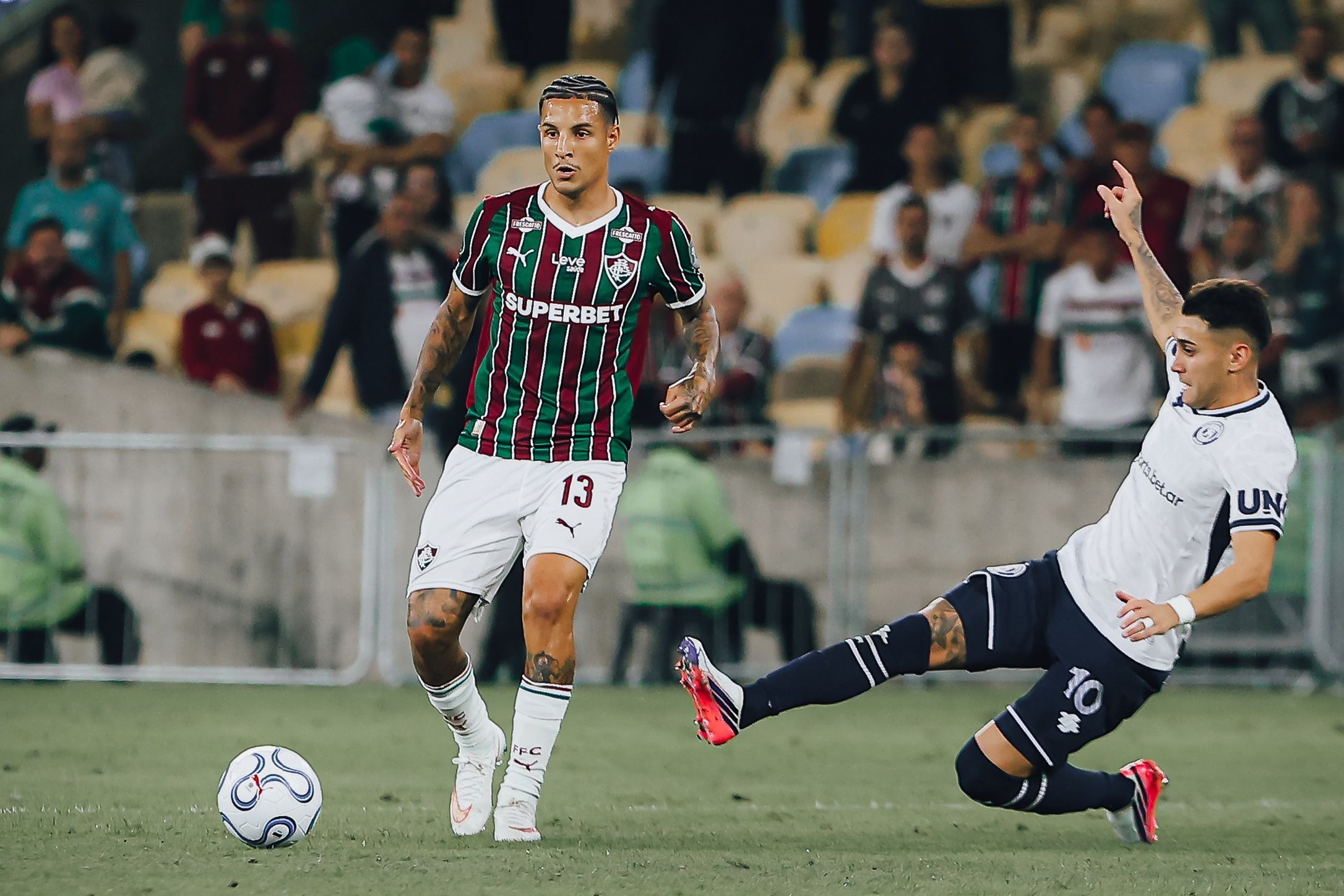 Libertadores: Guilherme Arana deixa jogo do Fluminense de maca e preocupa