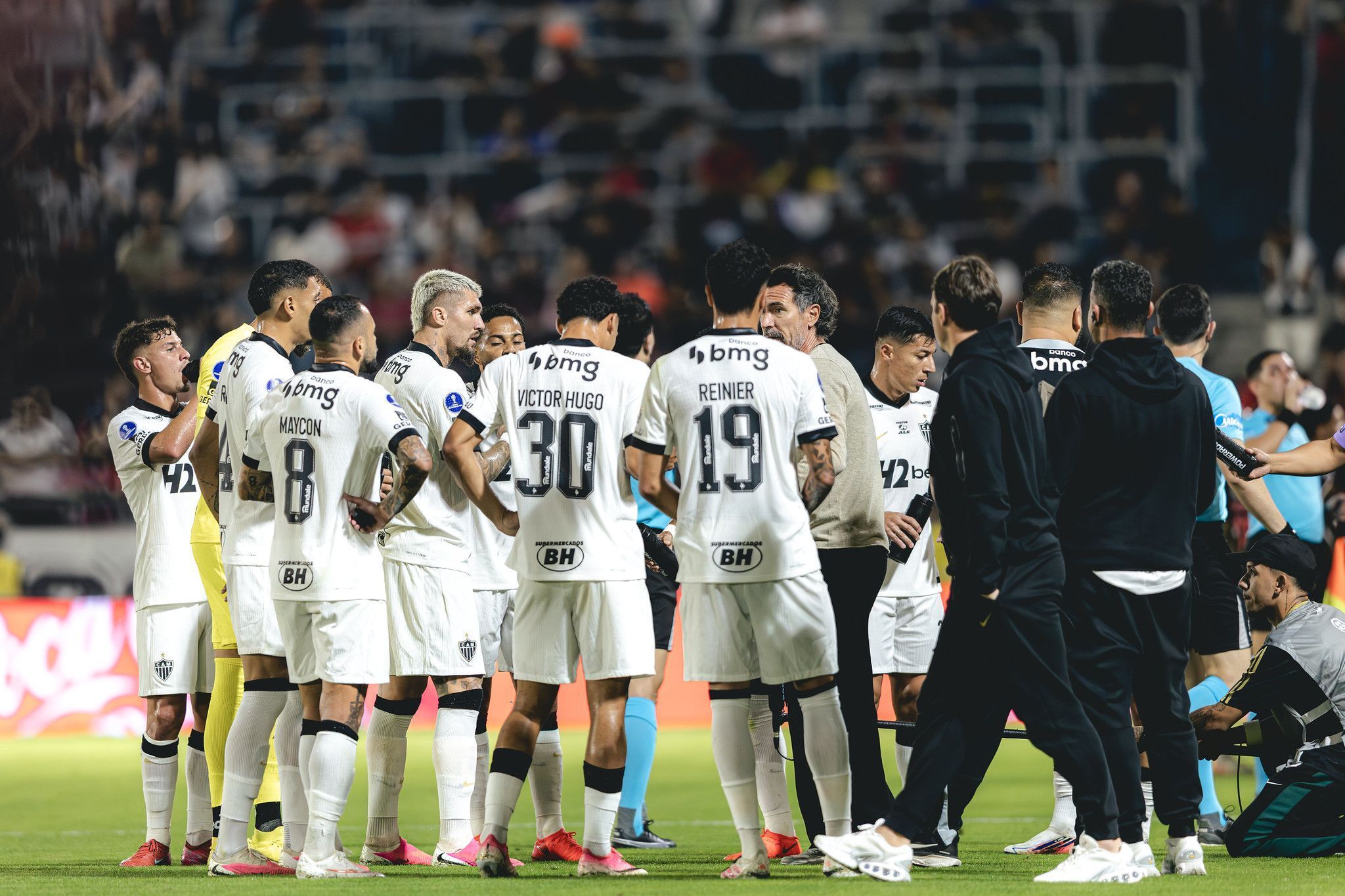 Titular do Atlético sente dores e é substituído no primeiro tempo contra o RB Bragantino