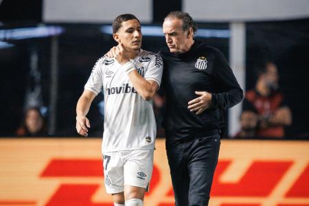 Cuca e Davizinho durante Santos x Macará