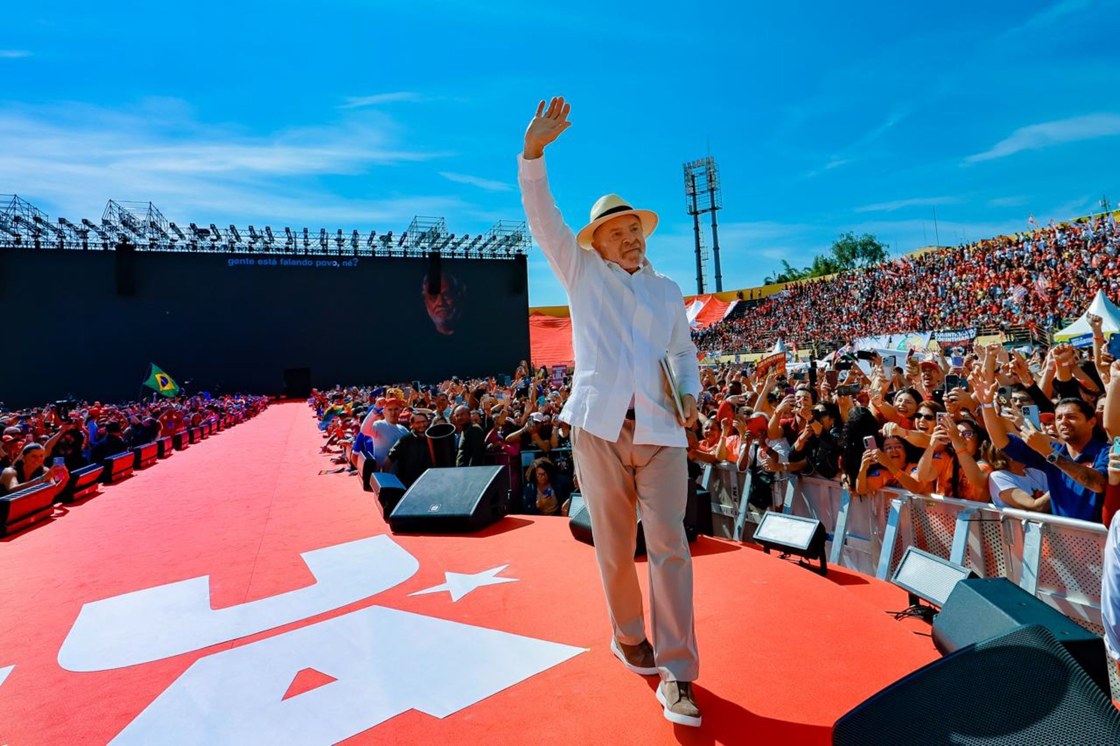 Lula lança campanha em palco símbolo do PT e cobra militância para defender o governo