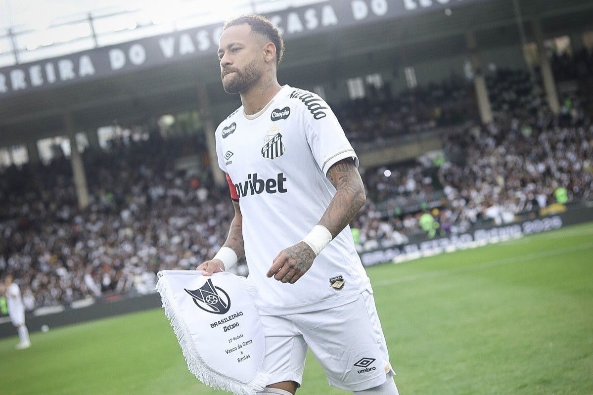 Neymar rejeita 'rivalidade' com Thiago Mendes: 'Tenho coisa melhor para resolver'