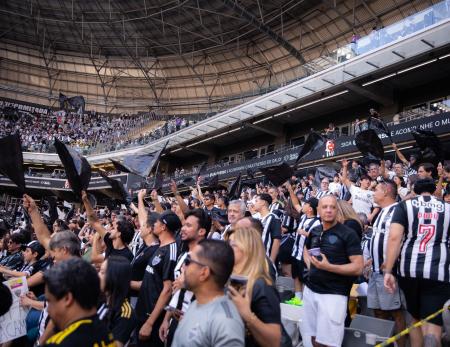 Torcida do Atlético na Arena MRV durante jogo contra o Grêmio