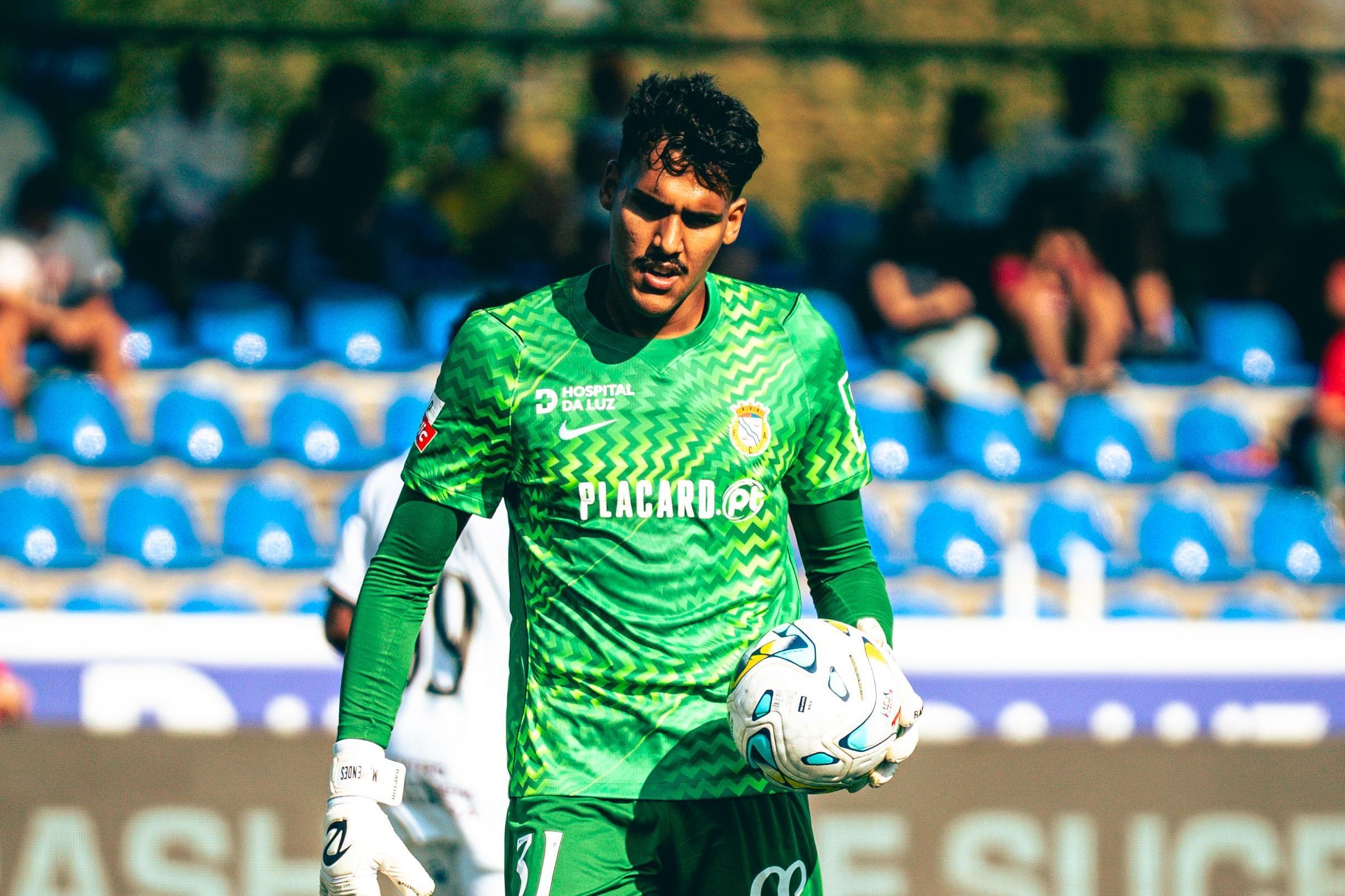 Goleiro ex-Atlético e América brilha com defesaça e salva equipe na Europa