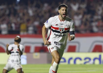 Calleri celebra gol de pênalti pelo São Paulo na Sul-Americana