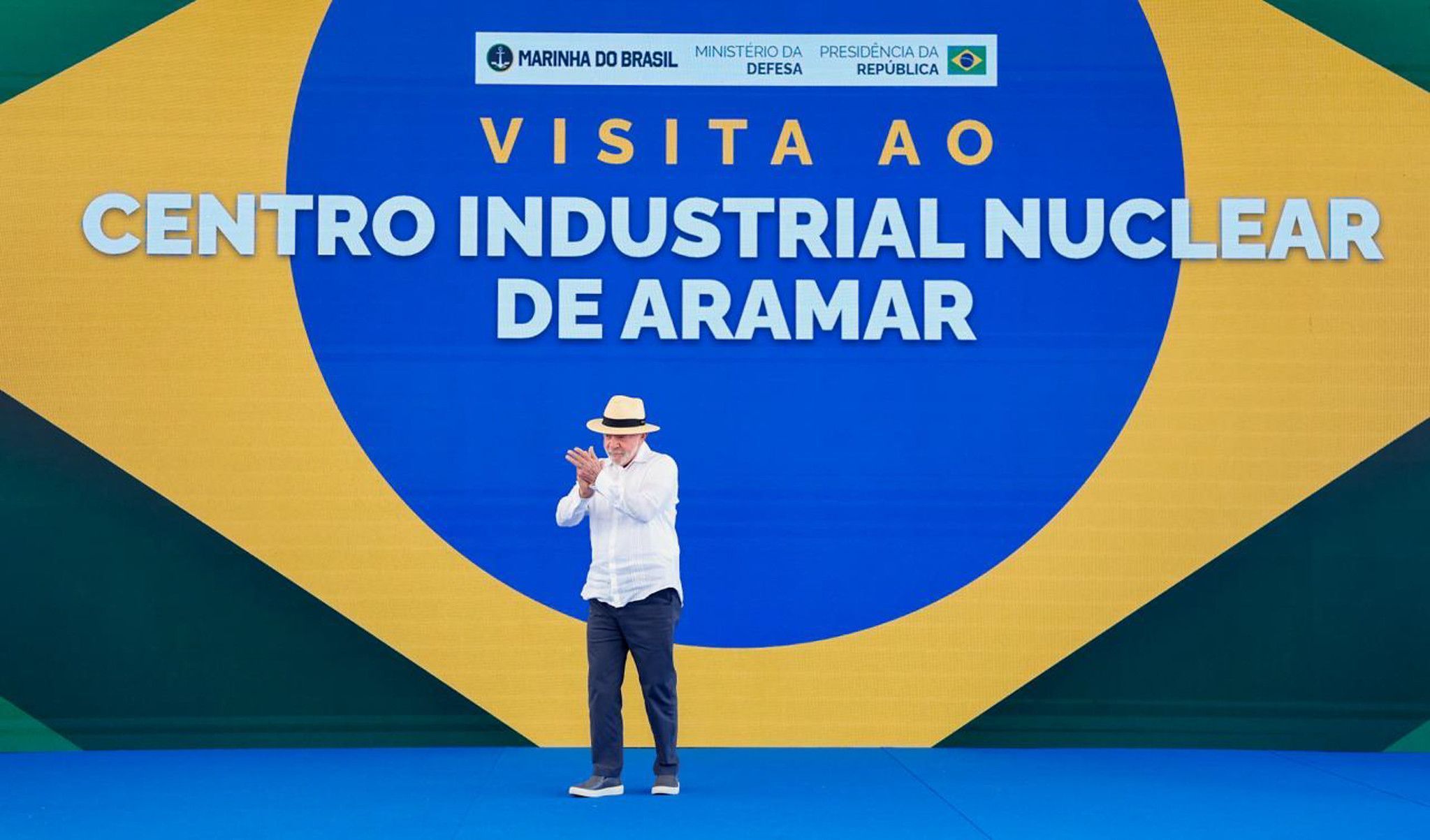 Lula cobra investimentos e diz que Brasil não pode viver 'de cabeça baixa'