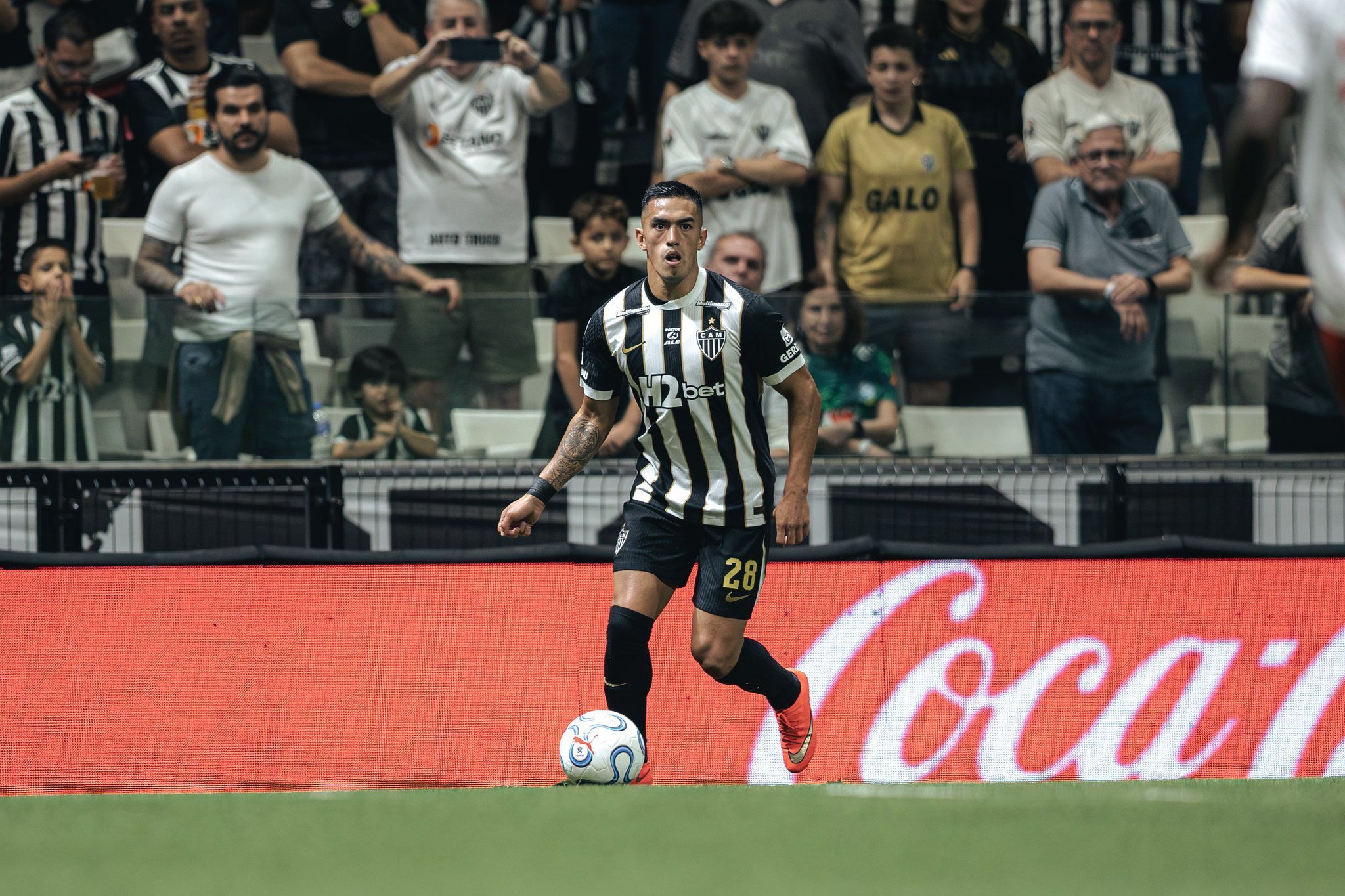 Cuello salva o Atlético na Sul-Americana e assume topo da artilharia do time em 2026