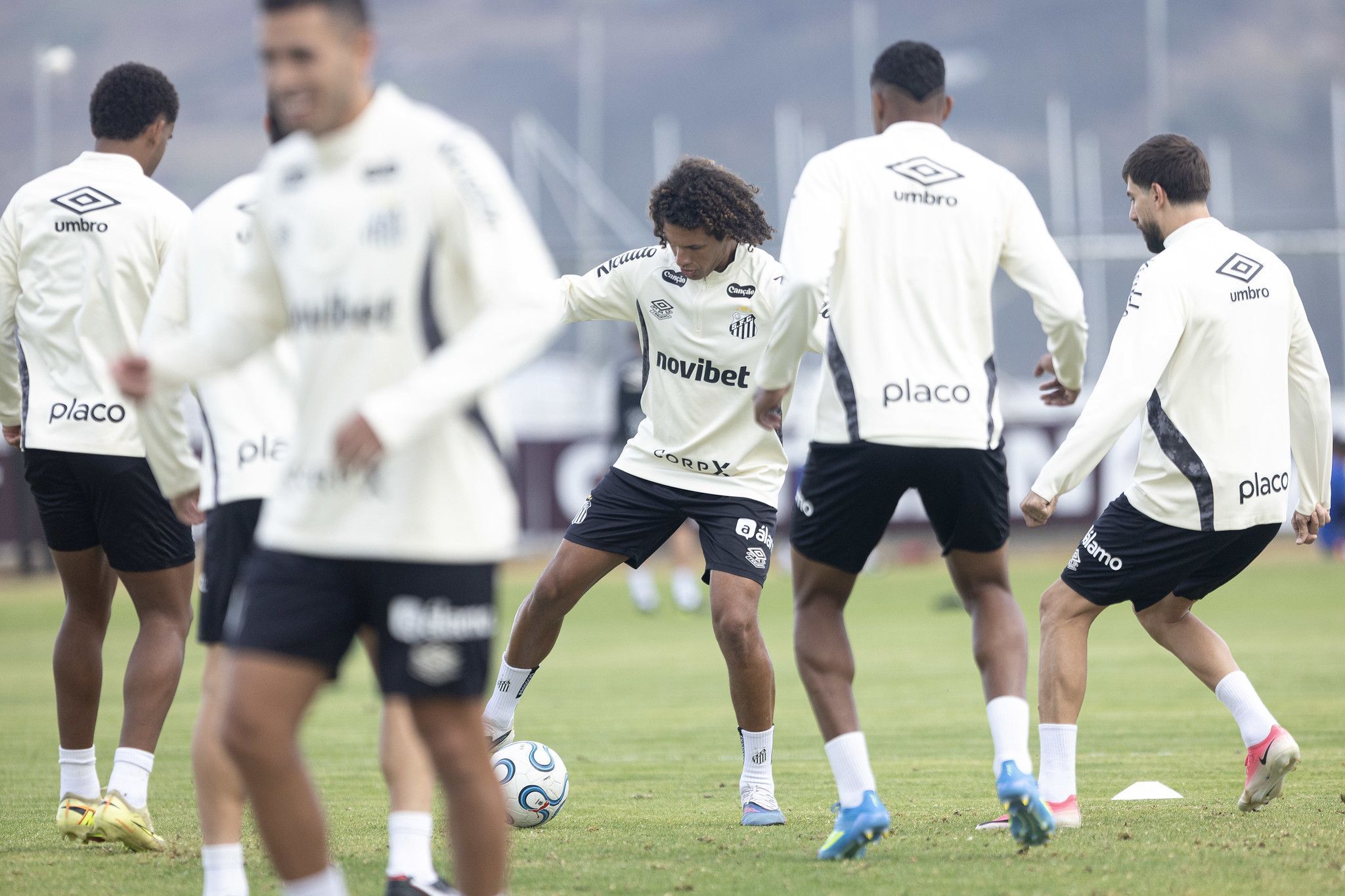 Com desfalques, Santos visita o Macará para garantir classificação na Sula