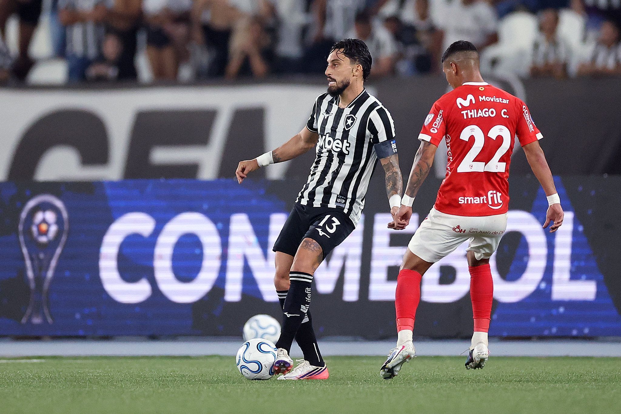 Capitão do Botafogo explica confusão com técnico rival: 'Está fugindo porque sabe'