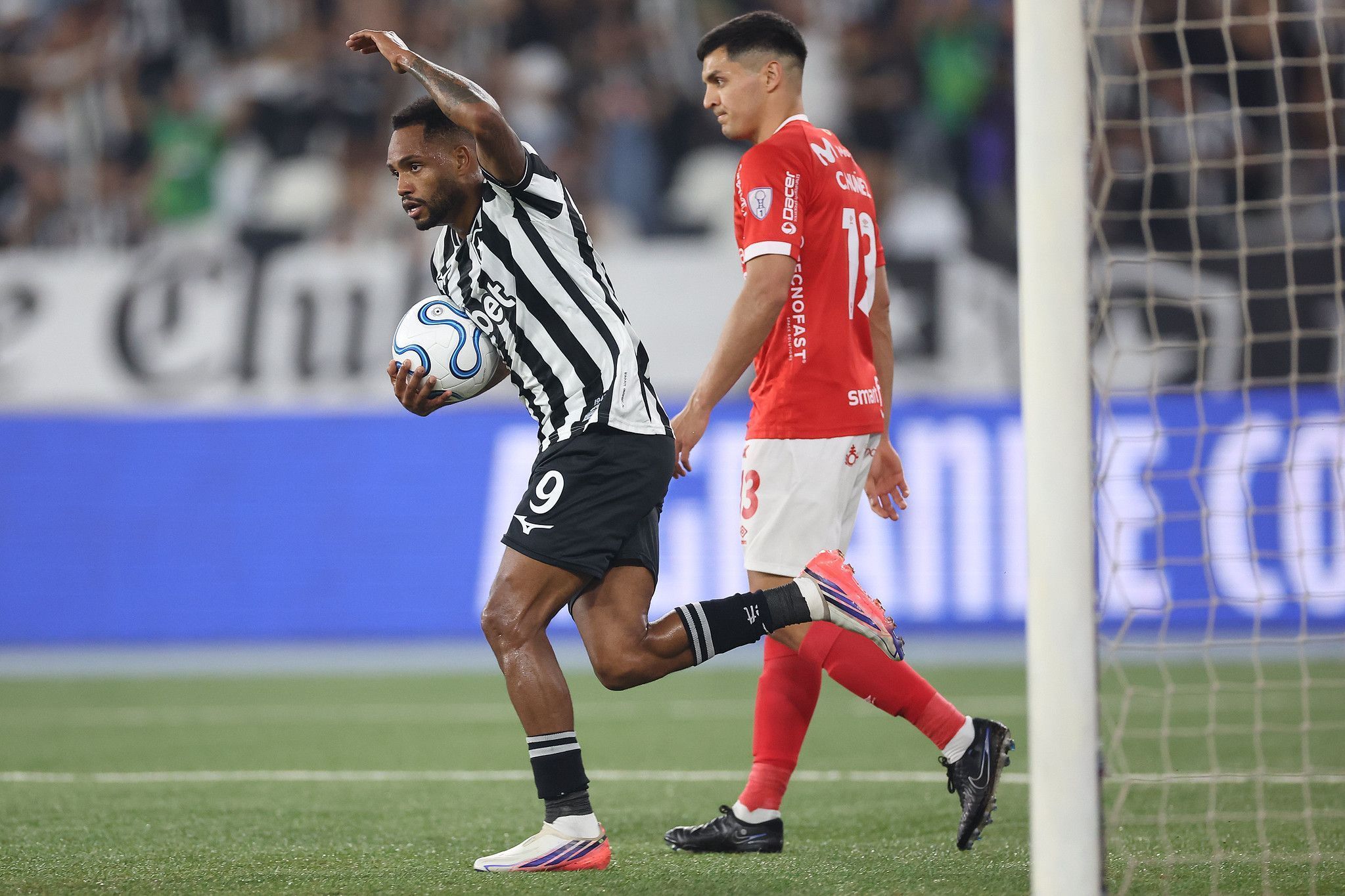 Danilo Pereira celebra primeiro gol pelo Botafogo e pede torcida 'até o final'